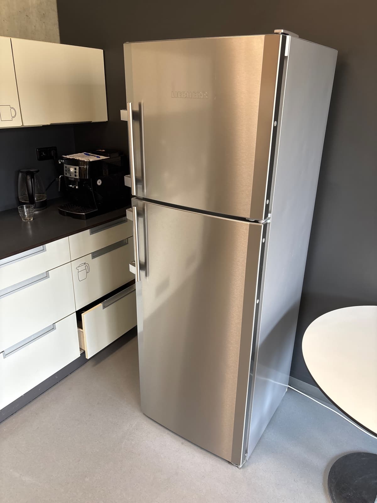 Lednice Liebherr kombinovaná 280l stříbrná s mrazákem nahoře