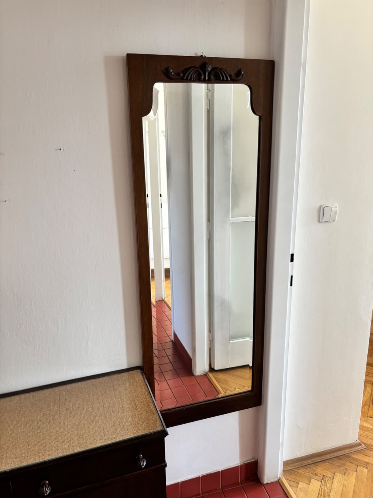 Starožitné nástěnné zrcadlo s dřevěným rámem - 1