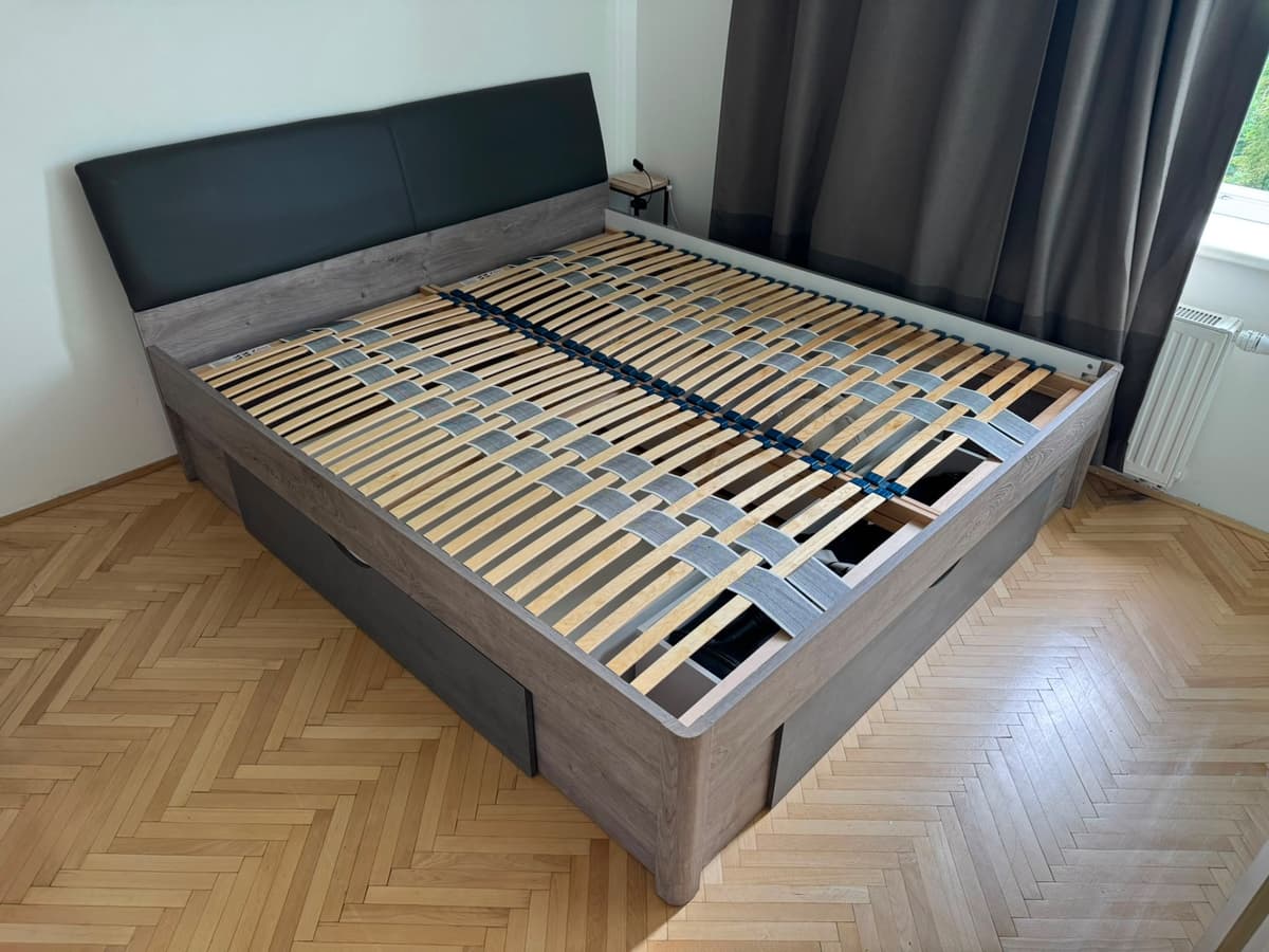 Manželská postel s úložnými šuplíky