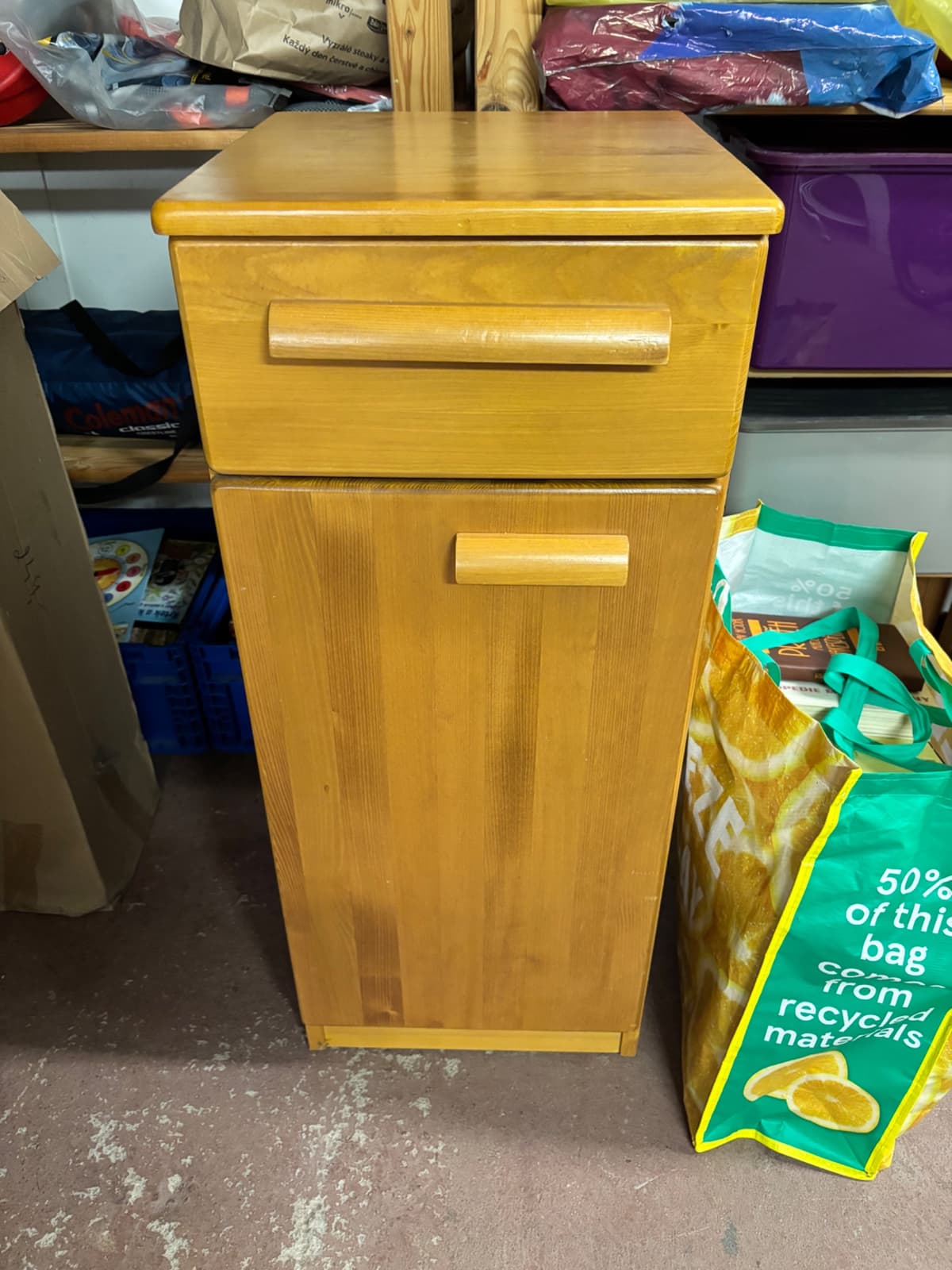 Dřevěný odkládací stolek s úložným prostorem - 1