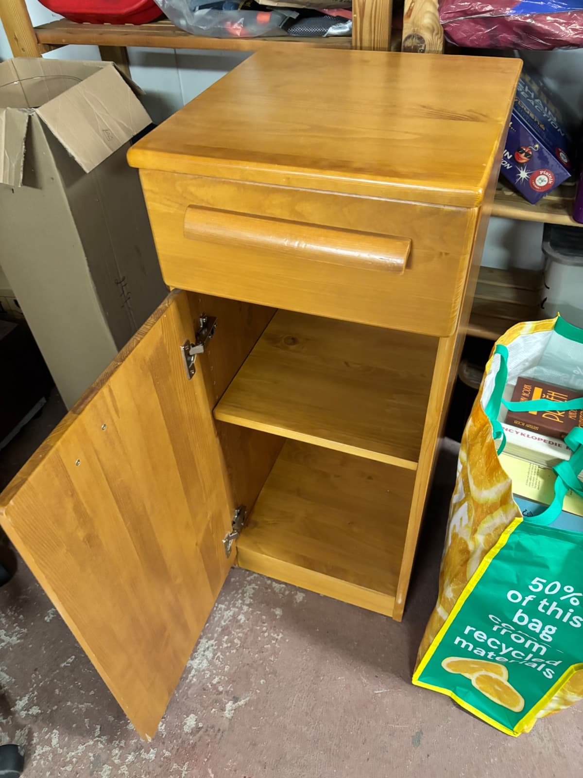 Dřevěný odkládací stolek s úložným prostorem - 2