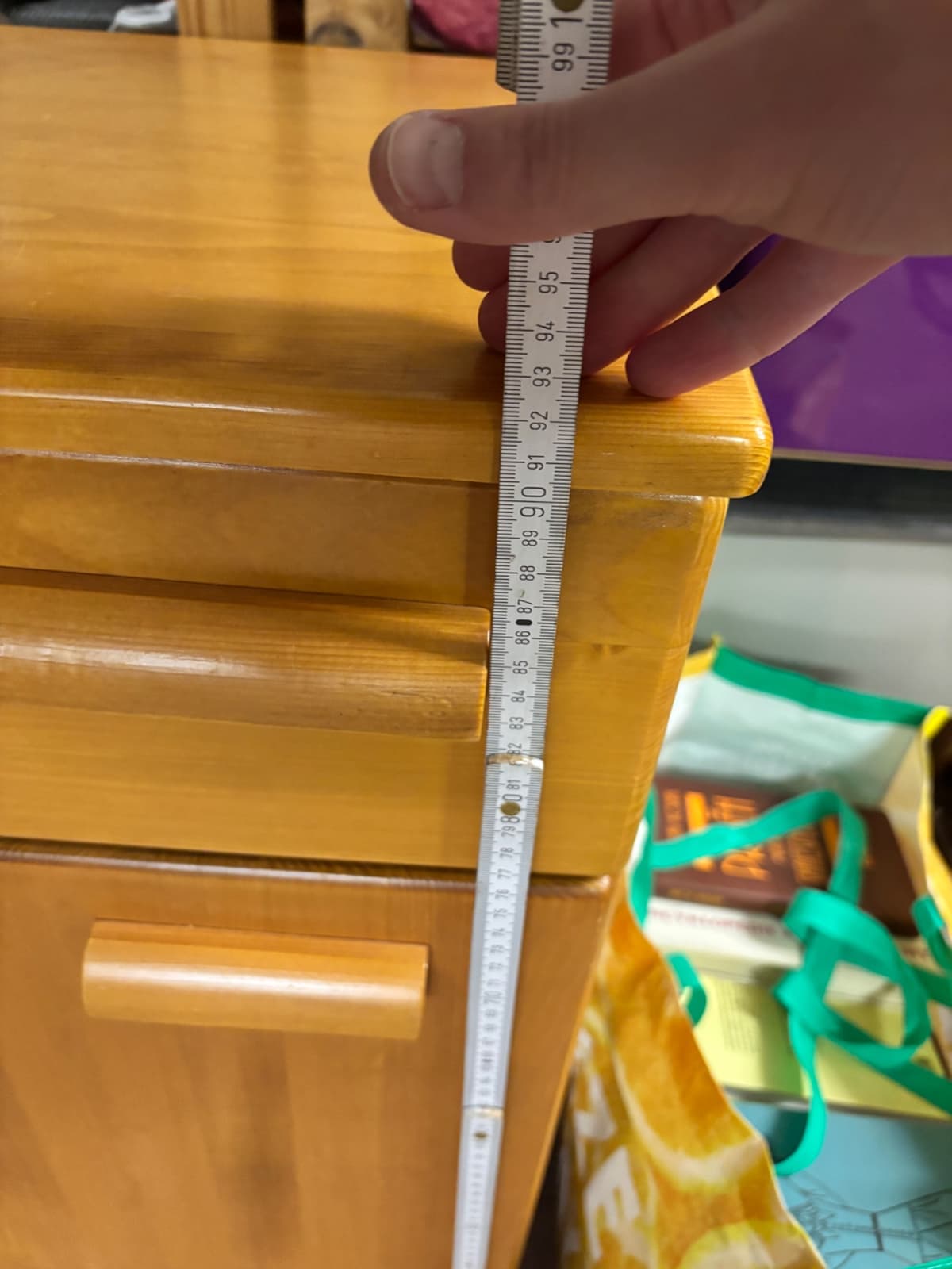 Dřevěný odkládací stolek s úložným prostorem - 4