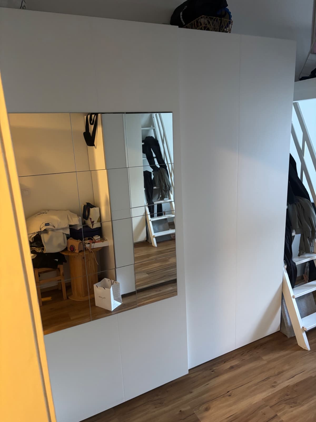 Šatní skříň s 200cm posuvnými dveřmi a zrcadlem