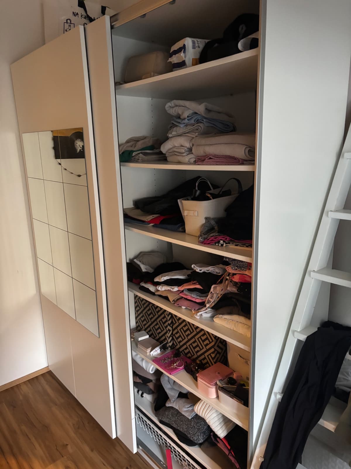 Šatní skříň s 200cm posuvnými dveřmi a zrcadlem - 3