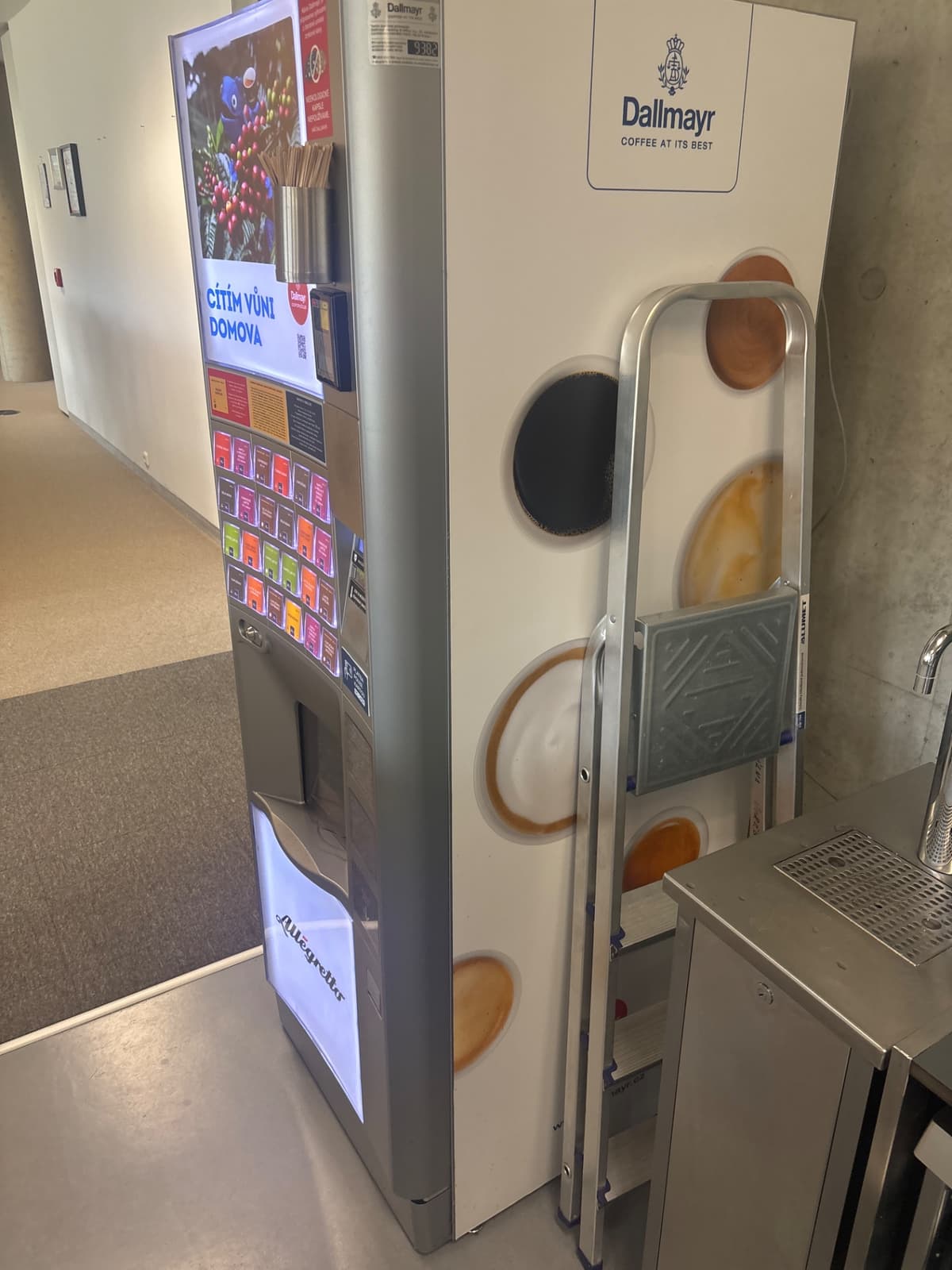 Kávovar Dallmayr Allegretto prodejní automat 180cm s platebním terminálem