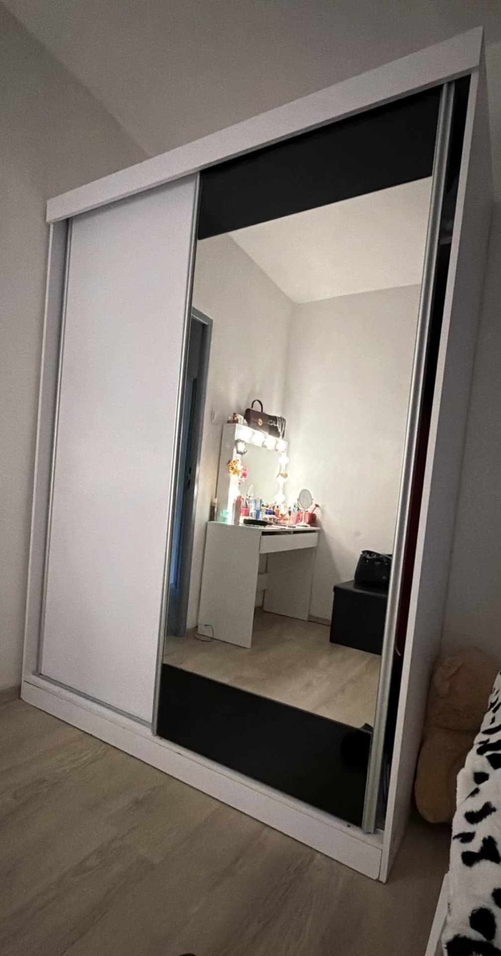 Šatní skříň s posuvnými dveřmi a zrcadlem