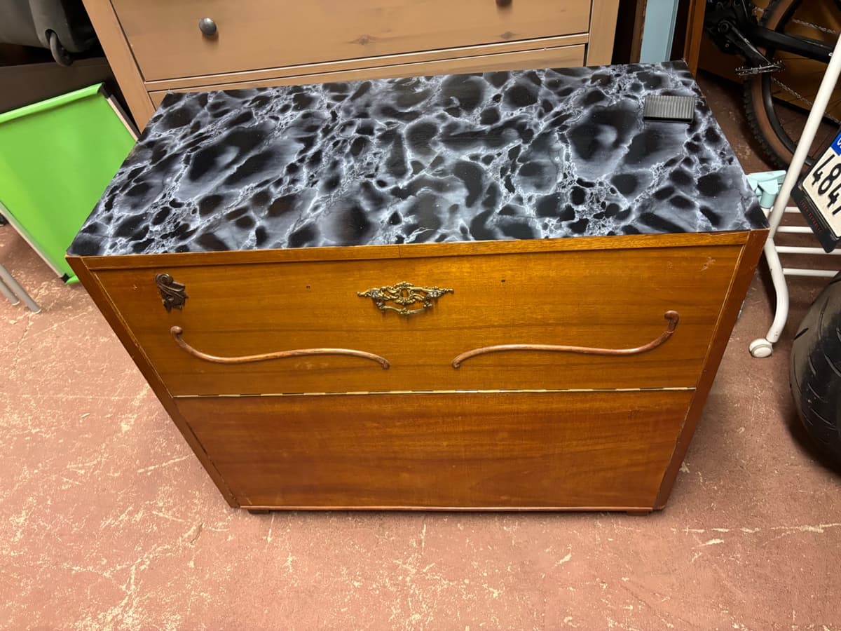 Dřevěná úložná komoda/peřiňák s mramorovým dekorem - 1