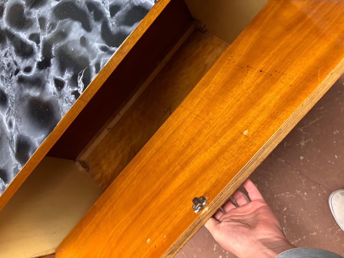 Dřevěná úložná komoda/peřiňák s mramorovým dekorem - 2