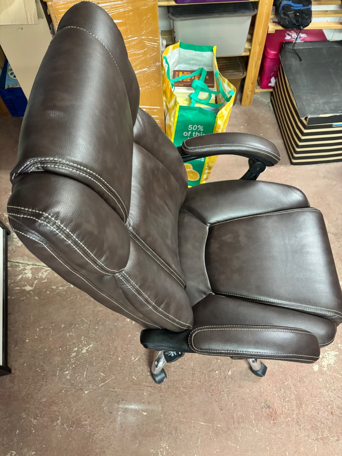 Kancelářské křeslo hnědé kožené s područkami a kolečky