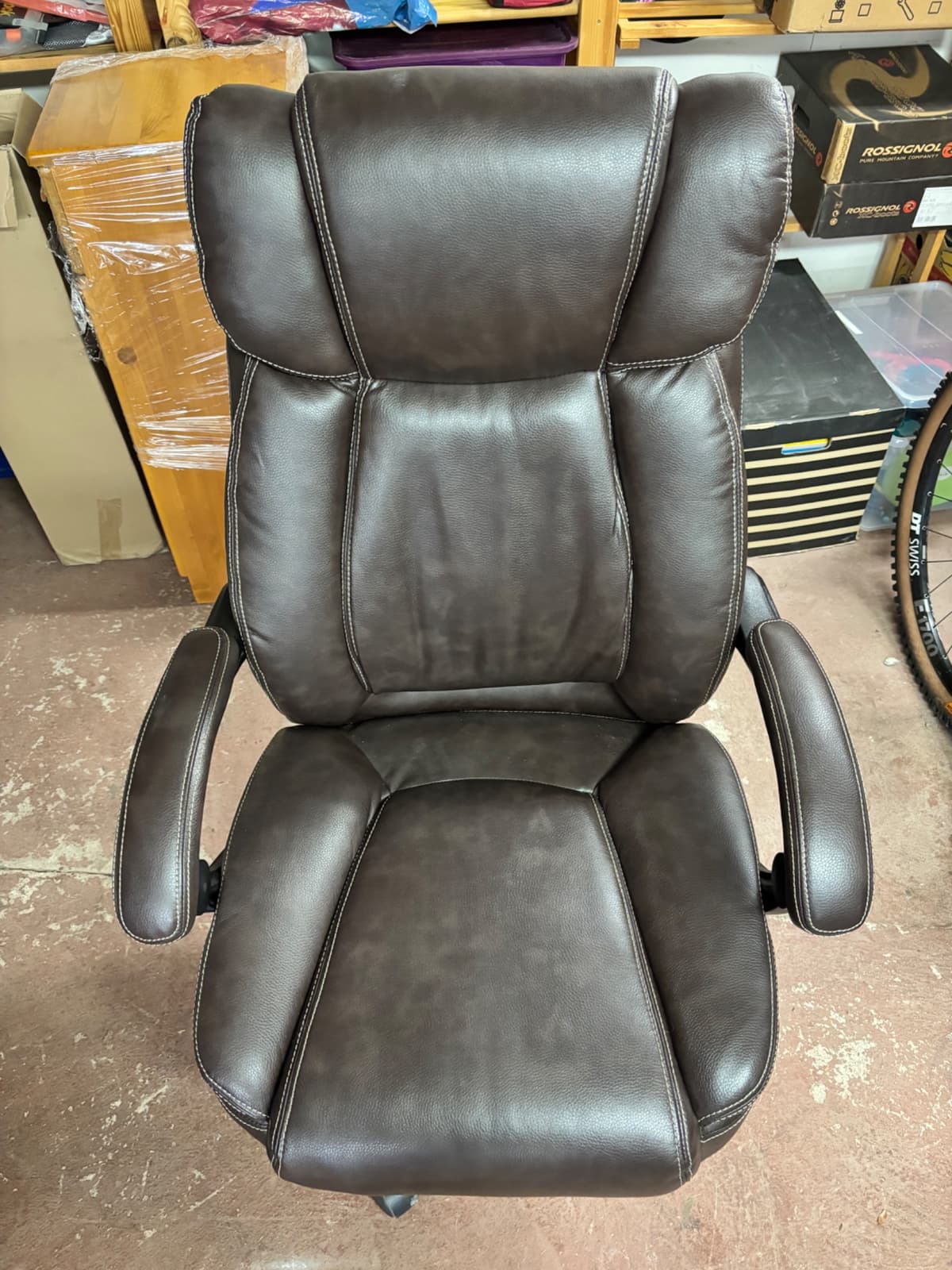 Kancelářské křeslo hnědé kožené s područkami a kolečky - 2