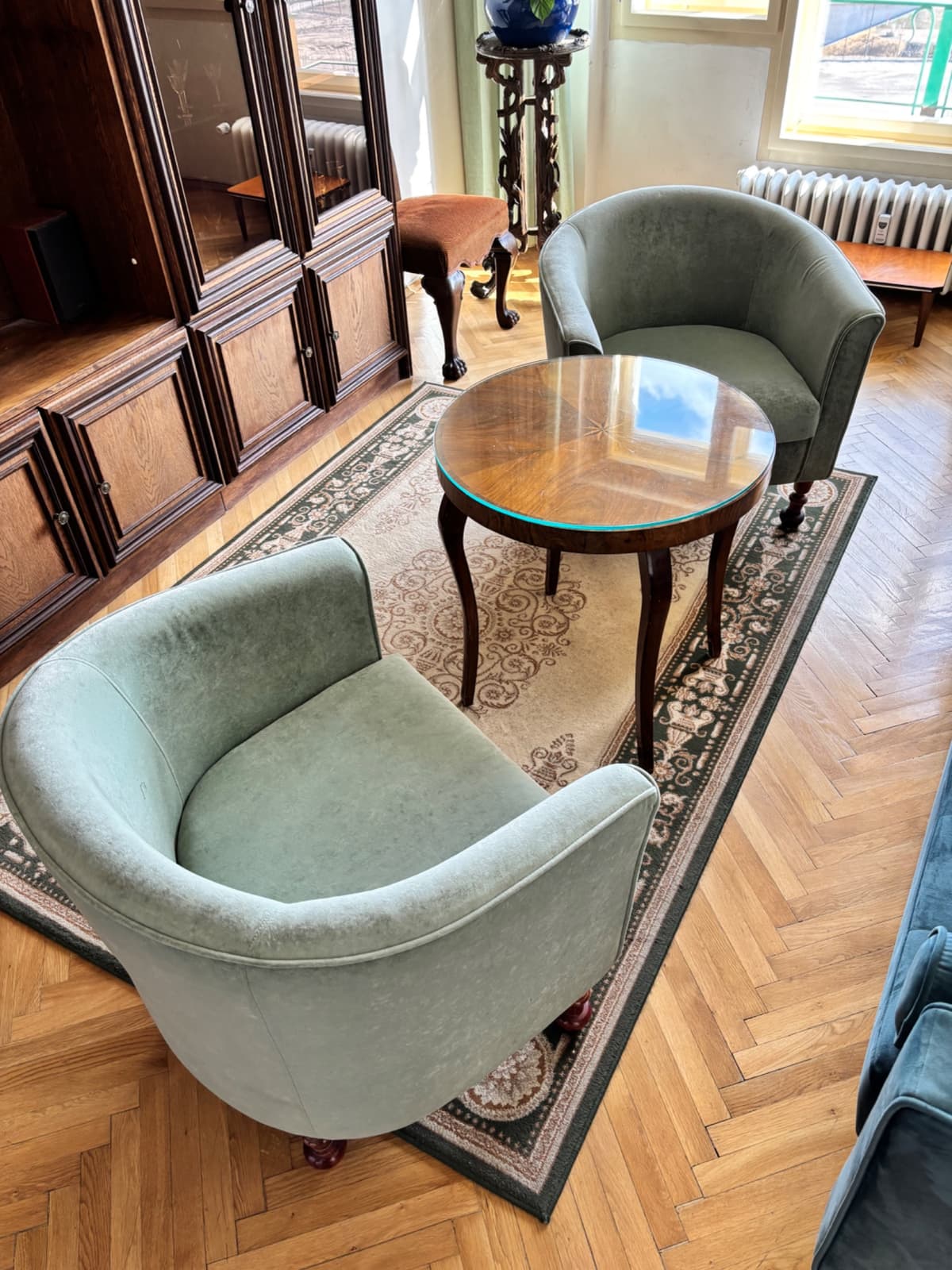 Křesla a konferenční stolek starožitný set - 1