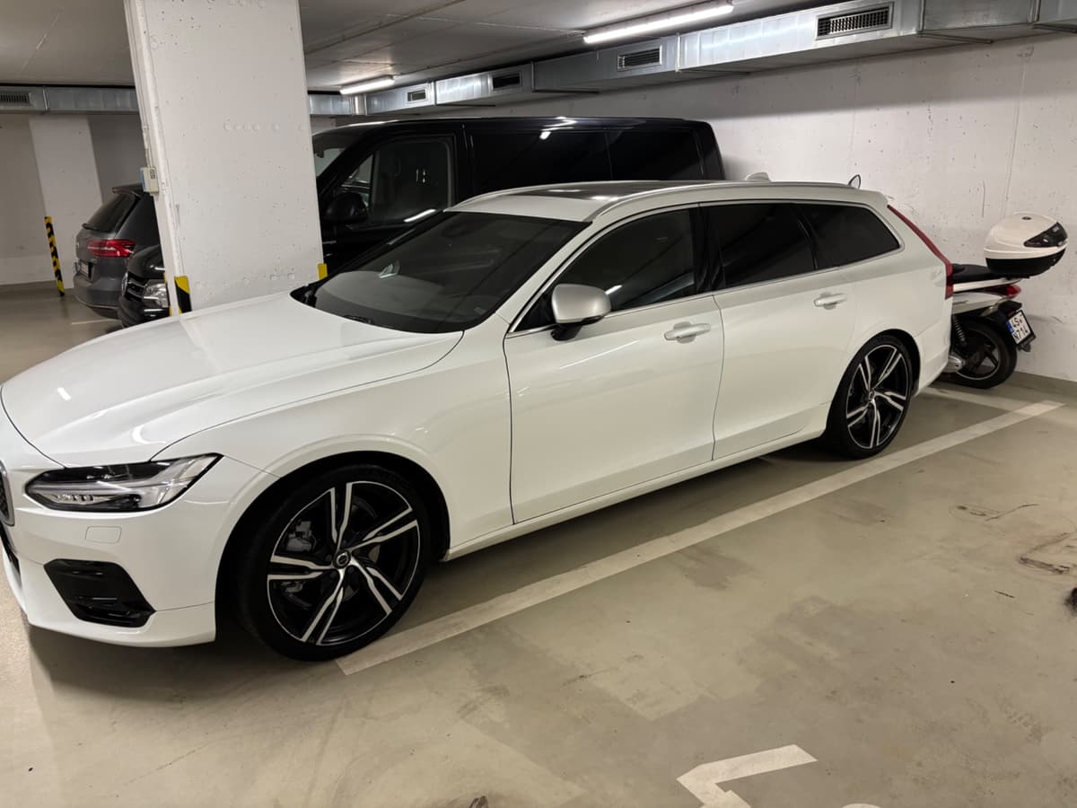 Auto Volvo V90 kombi 494cm bílé s litými koly