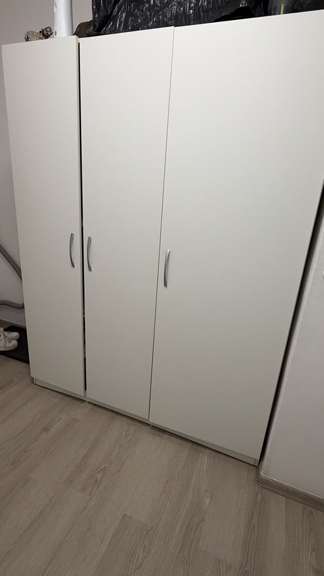 Šatní skříň třídveřová 150cm bílá s madly