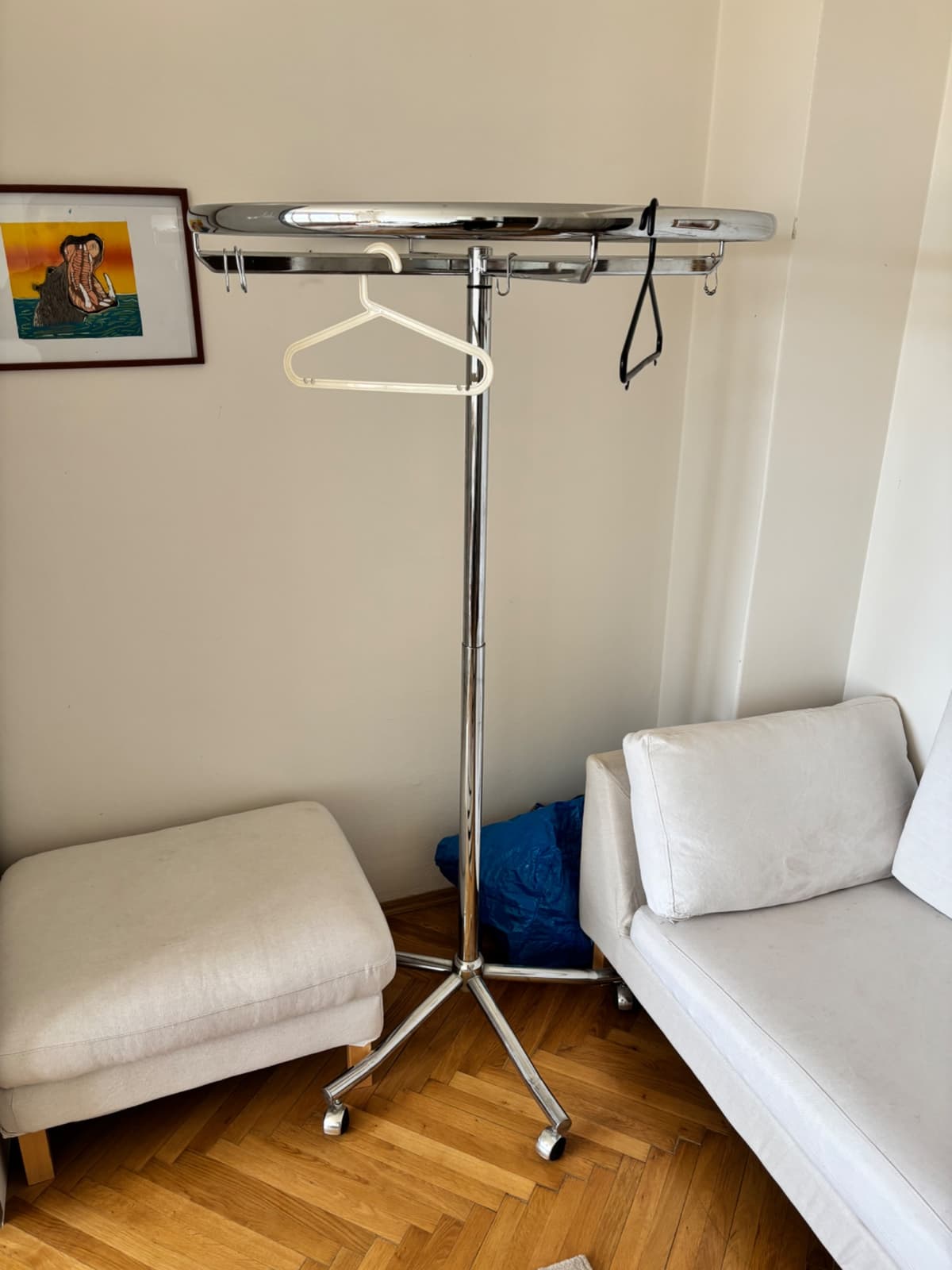 Věšák na kolečkách chromový - 1