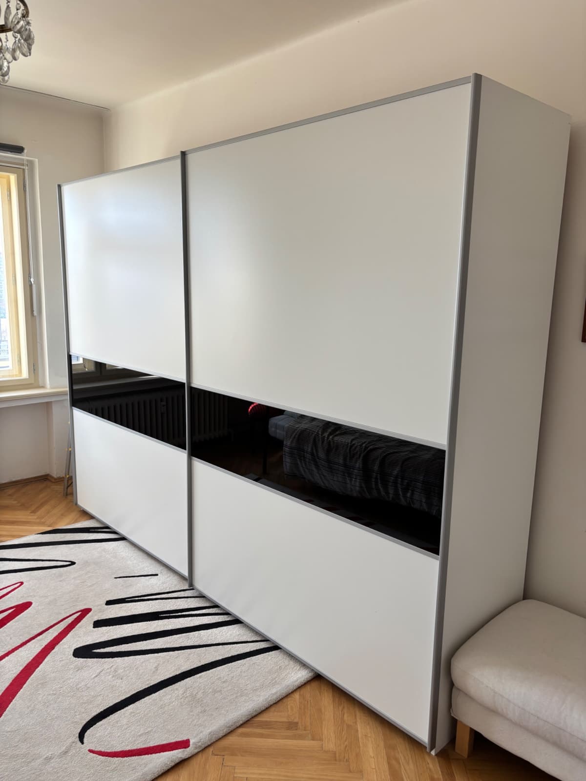 Šatní skříň s posuvnými dveřmi  - 1