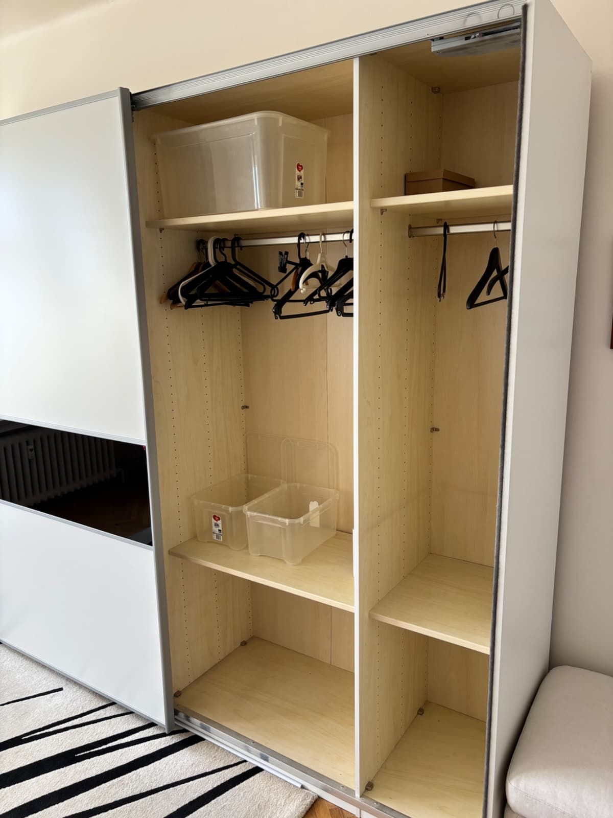 Šatní skříň s posuvnými dveřmi  - 2