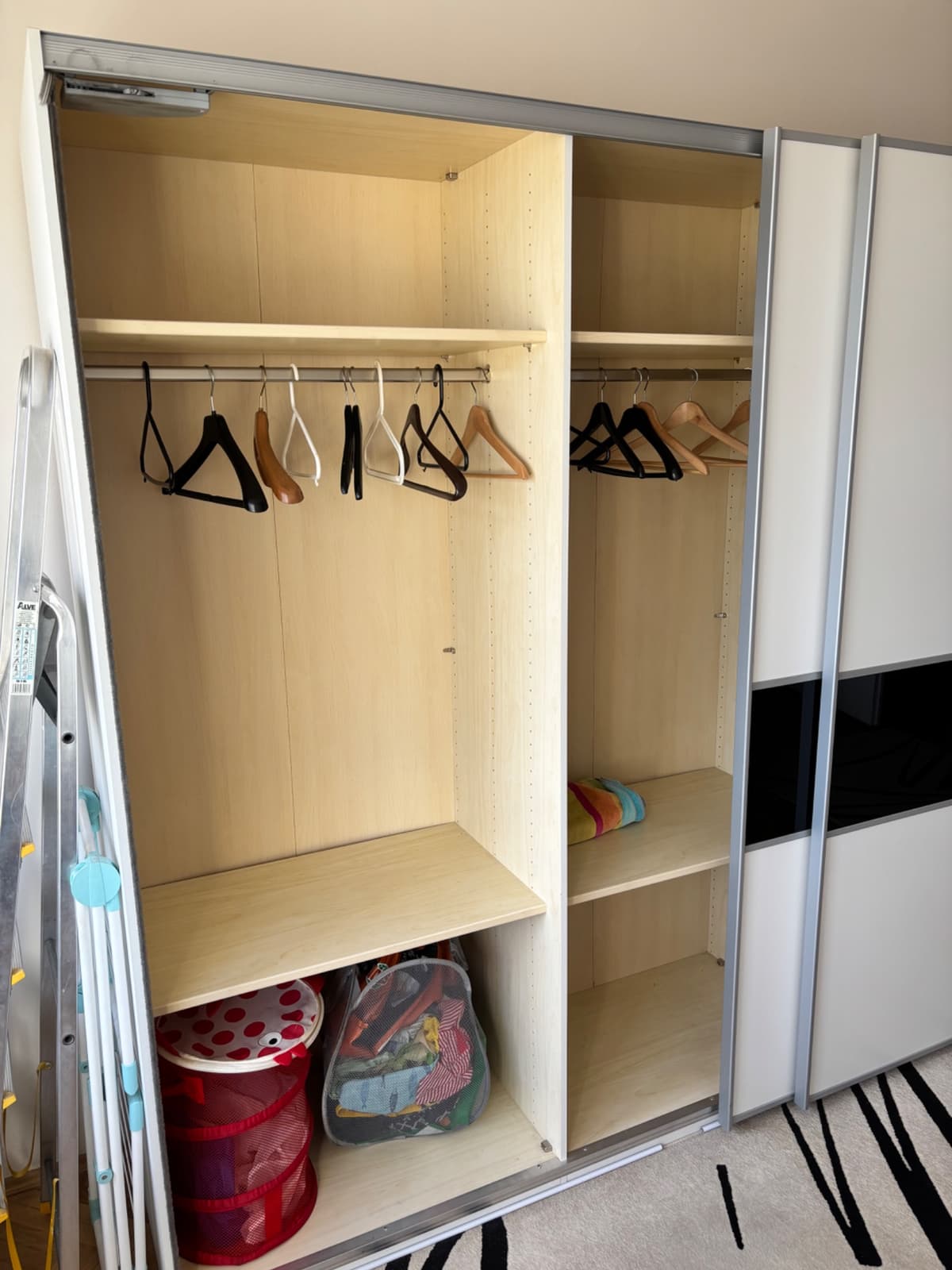 Šatní skříň s posuvnými dveřmi  - 3