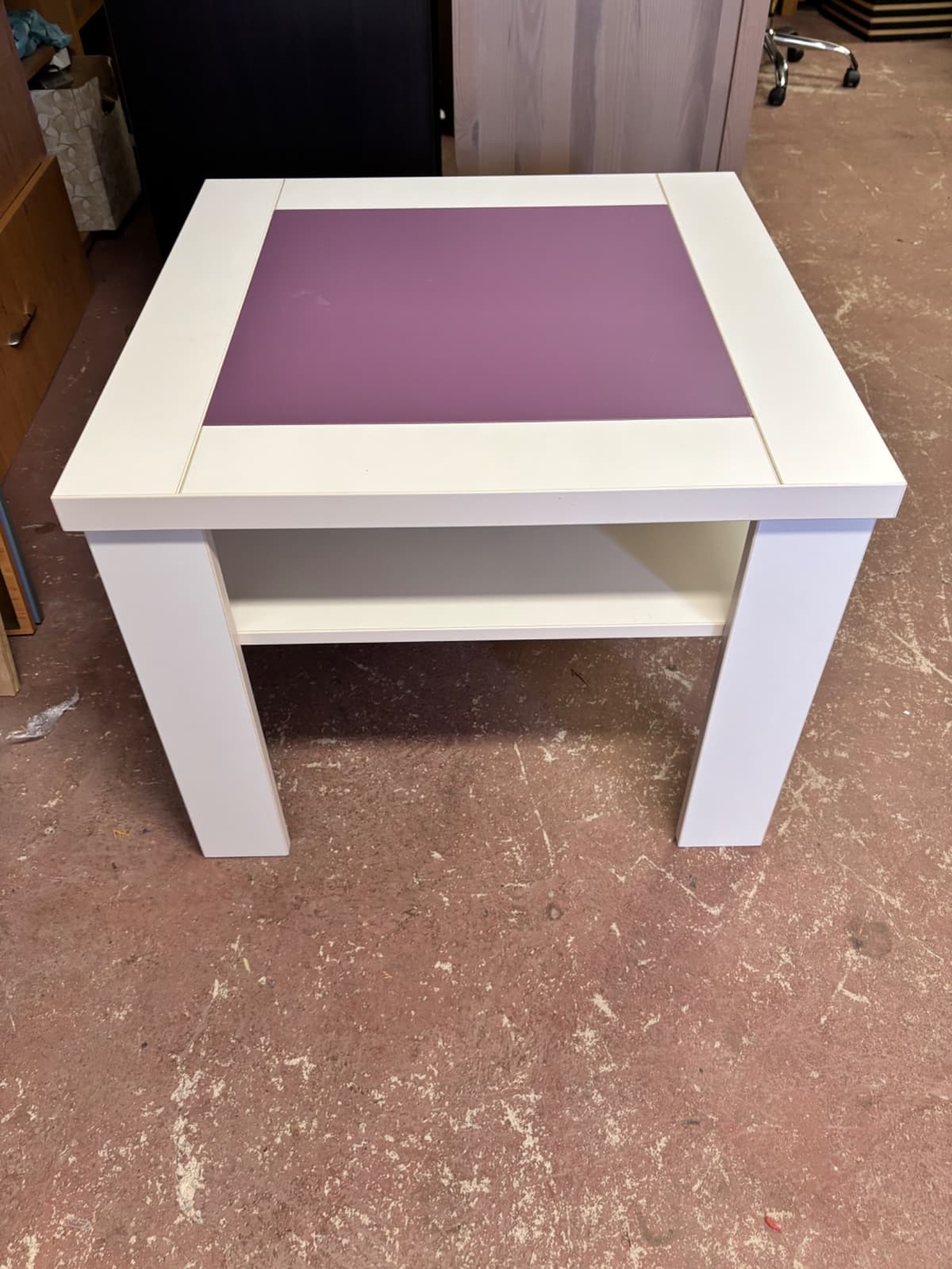 Konferenční stolek čtvercový s úložnou policí bílo-fialový