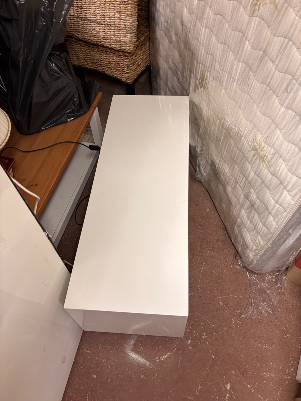 Televizní stolek bílý s prosklenou policí - 3