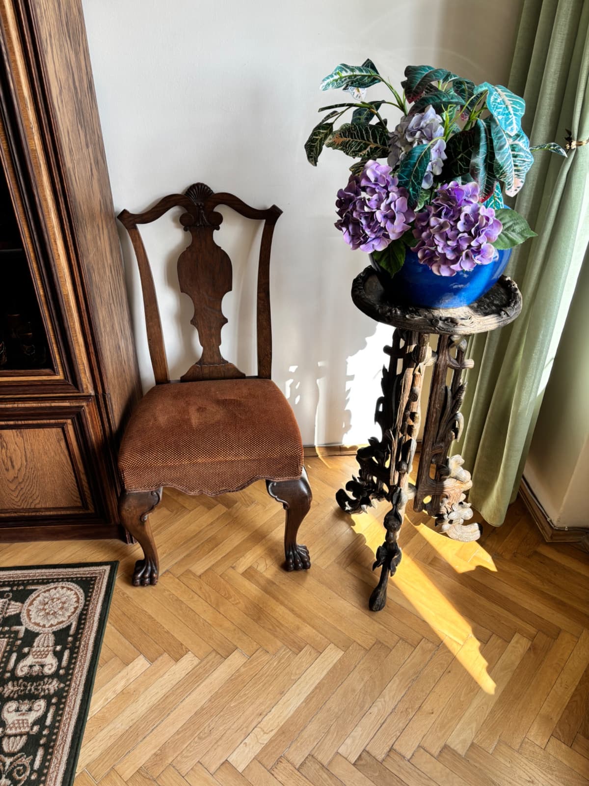 Dřevěné židle s látkovým sedákem - 1