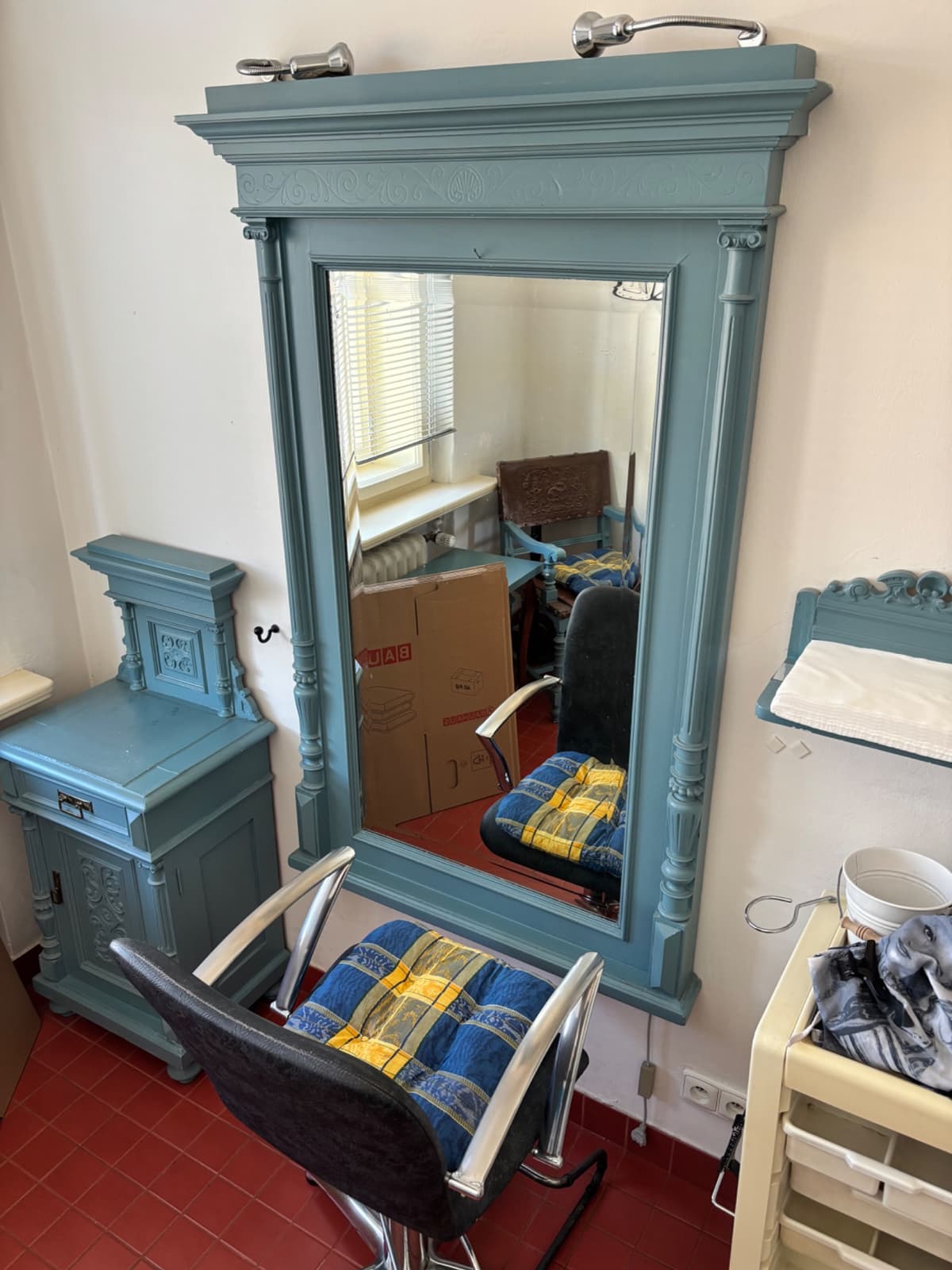 Sestava nábytku vintage zrcadlo, skříňka a židle - 1