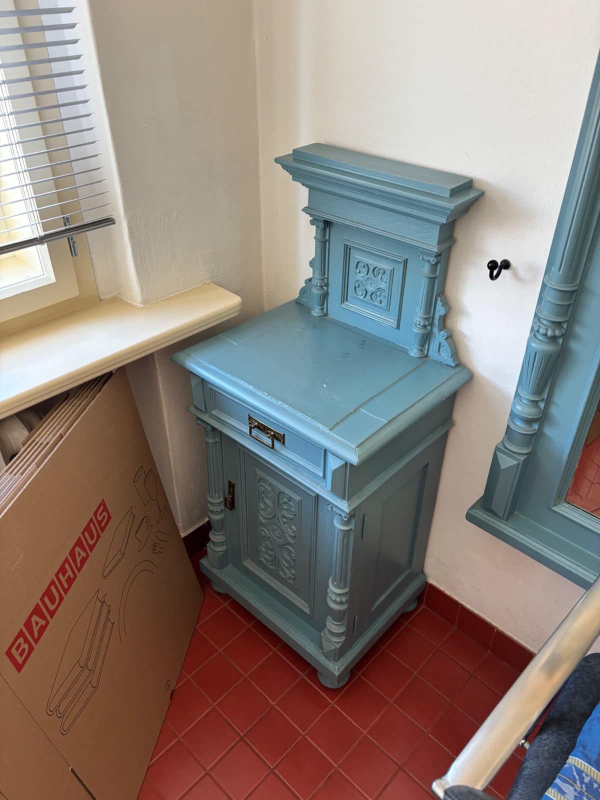 Sestava nábytku vintage zrcadlo, skříňka a židle - 2