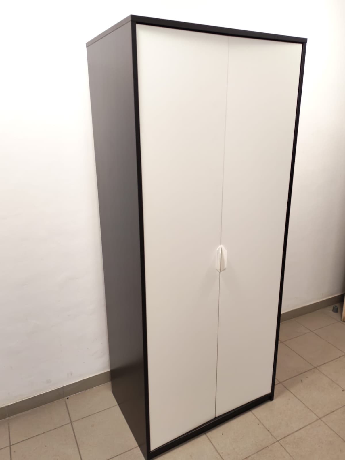 Skříň a komoda bílo-černá - 1