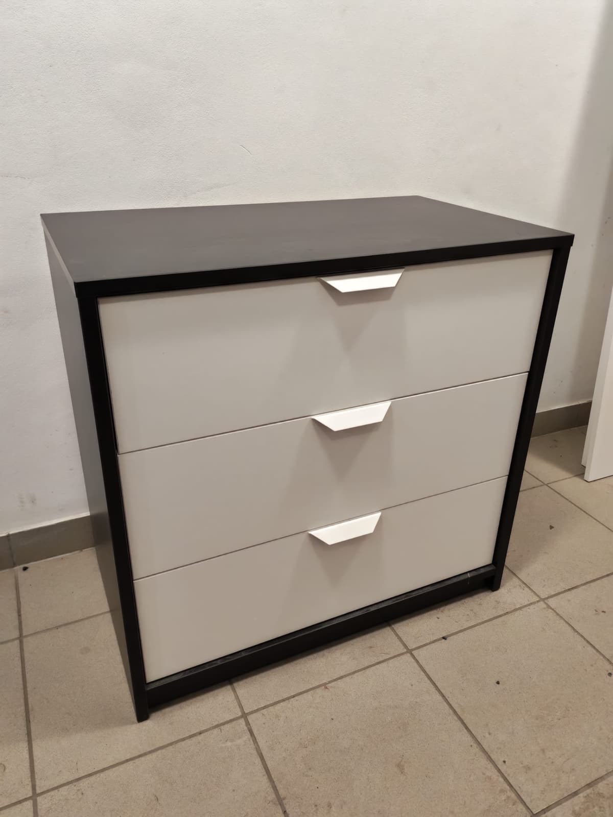 Skříň a komoda bílo-černá - 2