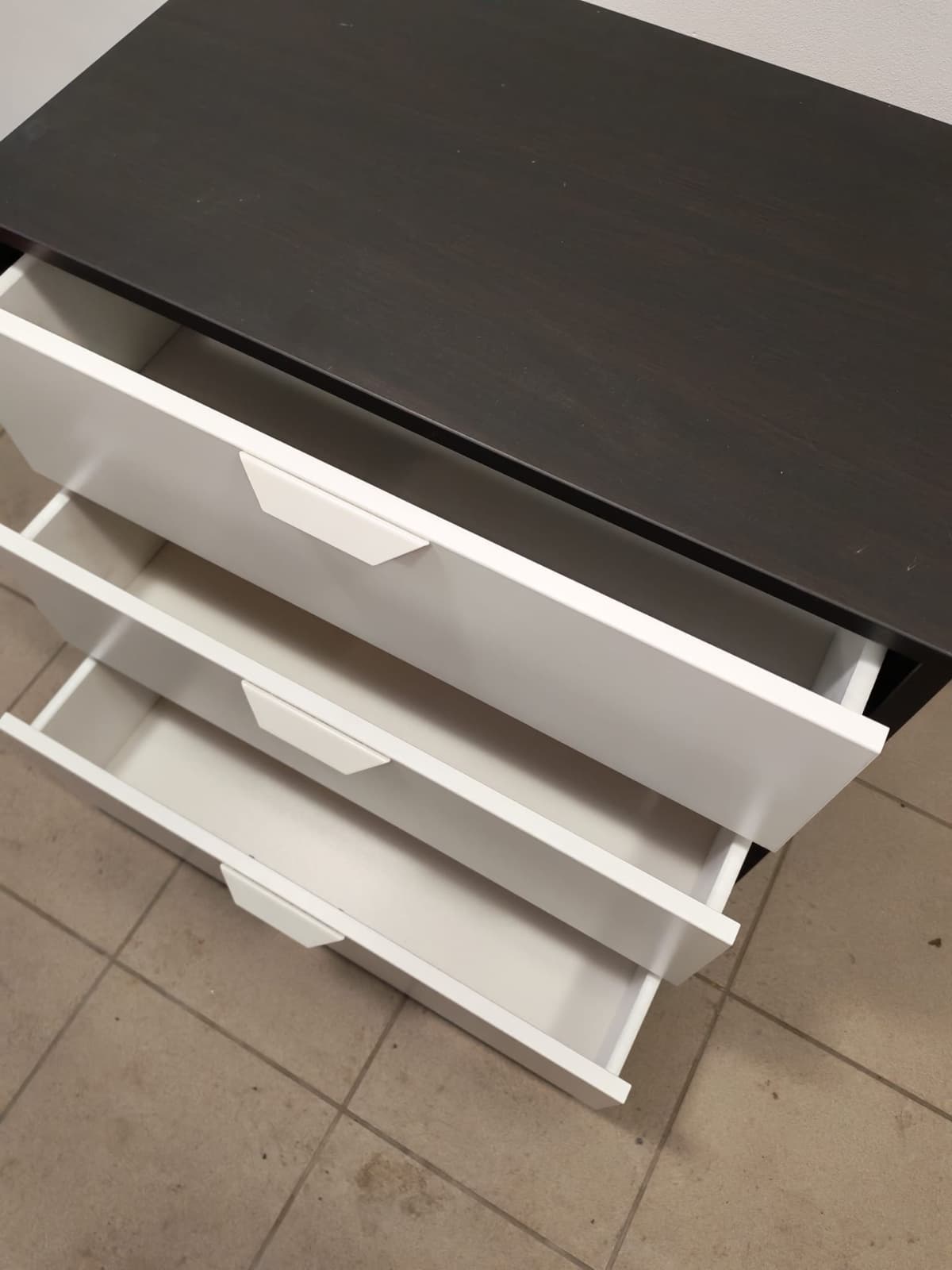 Skříň a komoda bílo-černá - 4