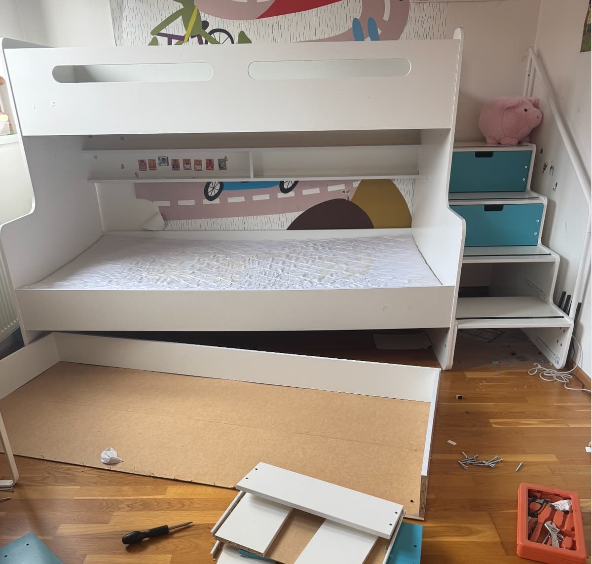 Patrová postel bílá 90x200cm s výsuvnou přistýlkou a úložnými schody