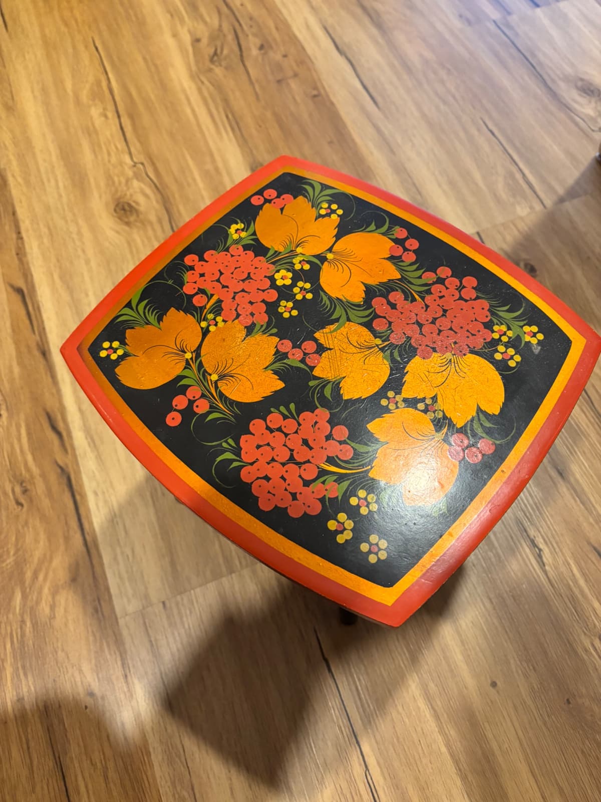 Konferenční odkládací stolek zdobený - 1