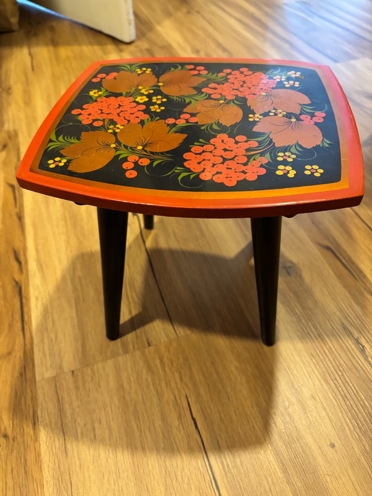 Konferenční odkládací stolek zdobený - 3