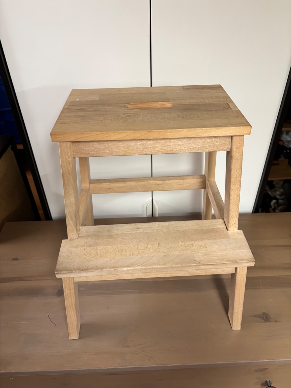 Dřevěný kuchyňský stupínek s madlem - 1