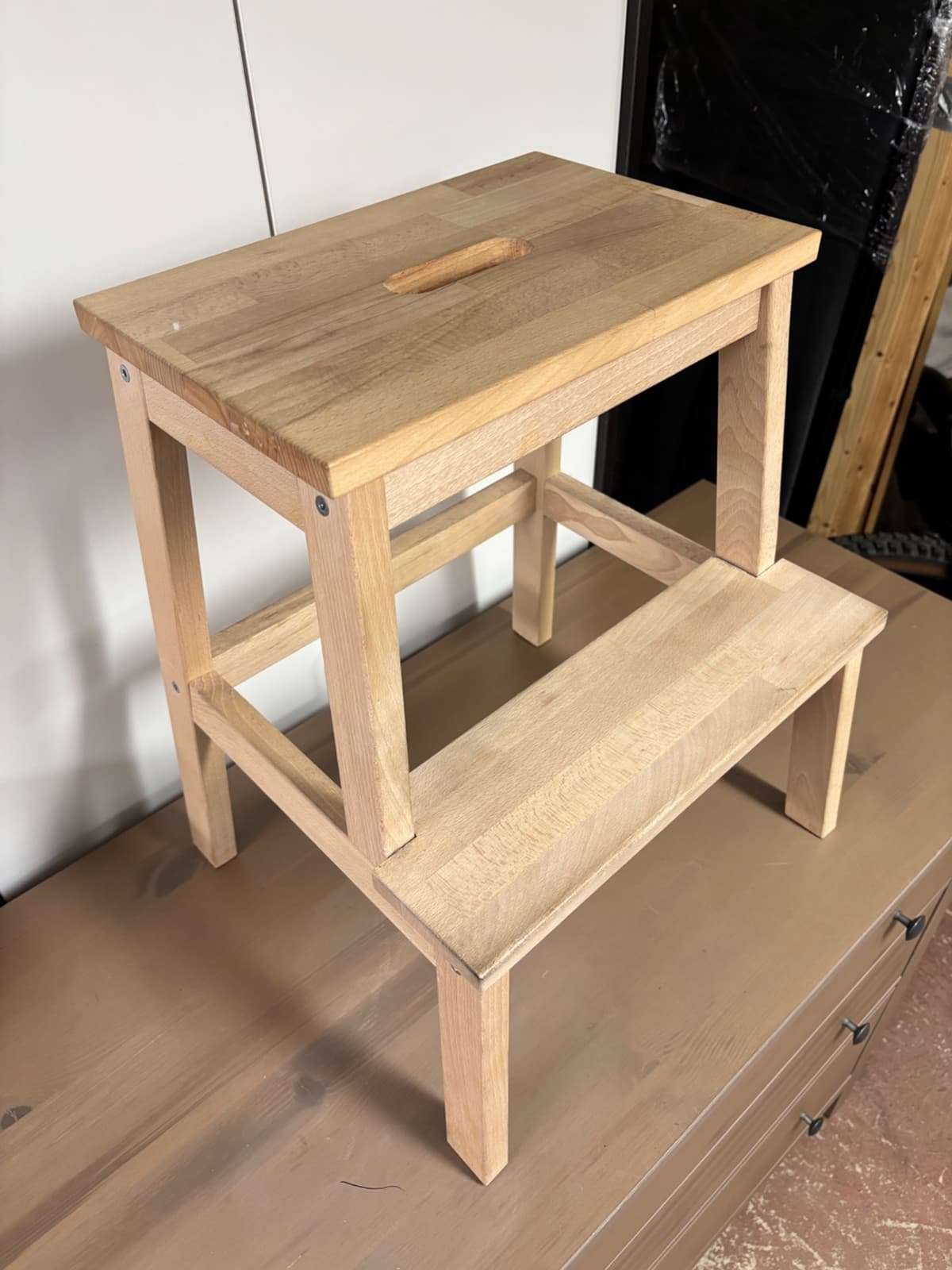 Dřevěný kuchyňský stupínek s madlem - 2