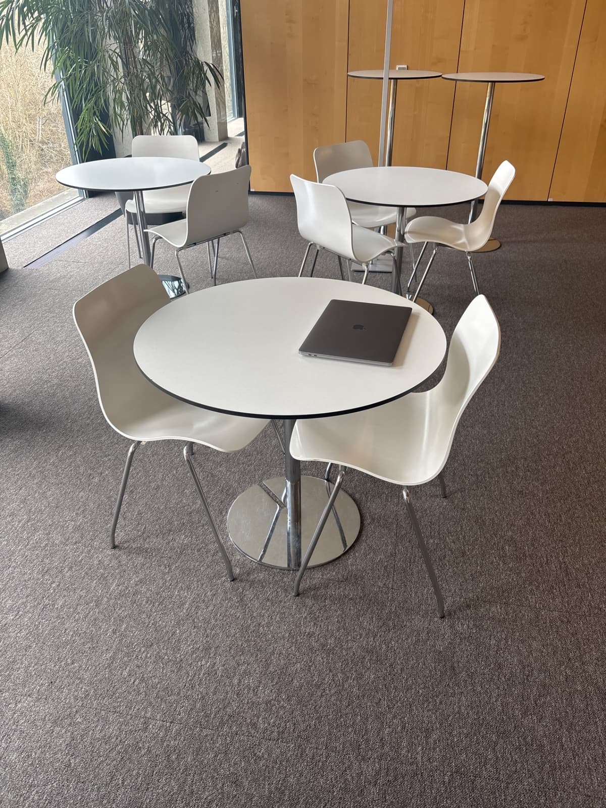 Jídelní stůl kulatý bílý 90cm se 4 židlemi kovové nohy