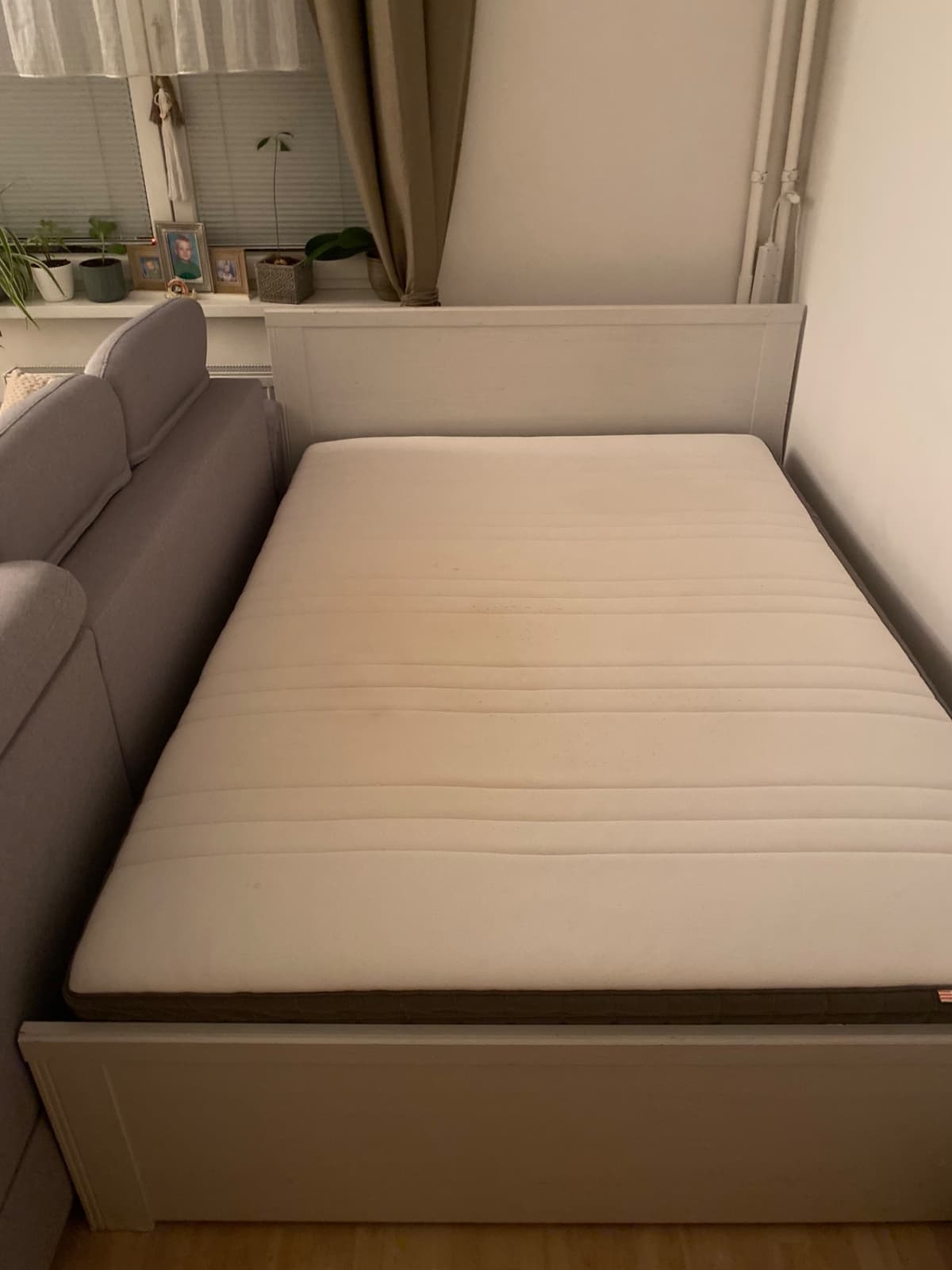 Postel 140x200 s lamelovým roštem a matrací světle šedá