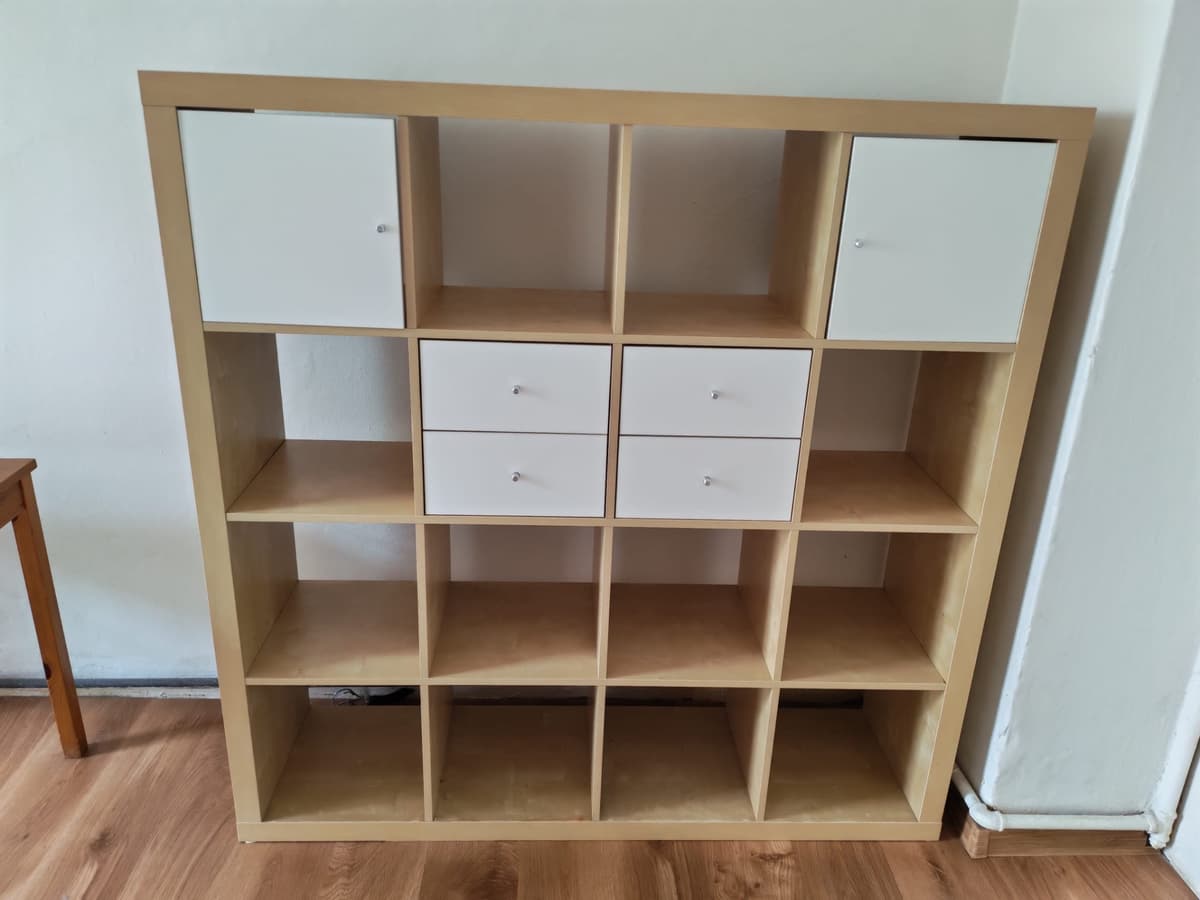 Police Ikea Kallax světlé dřevo