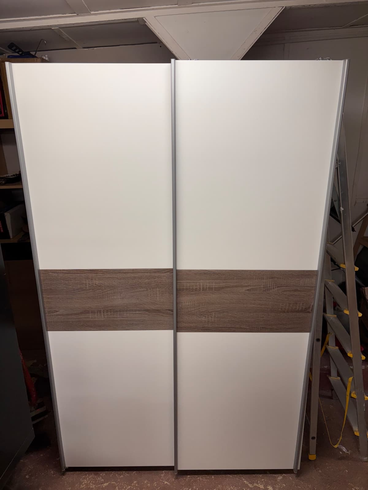 Šatní skříň s posuvnými dveřmi