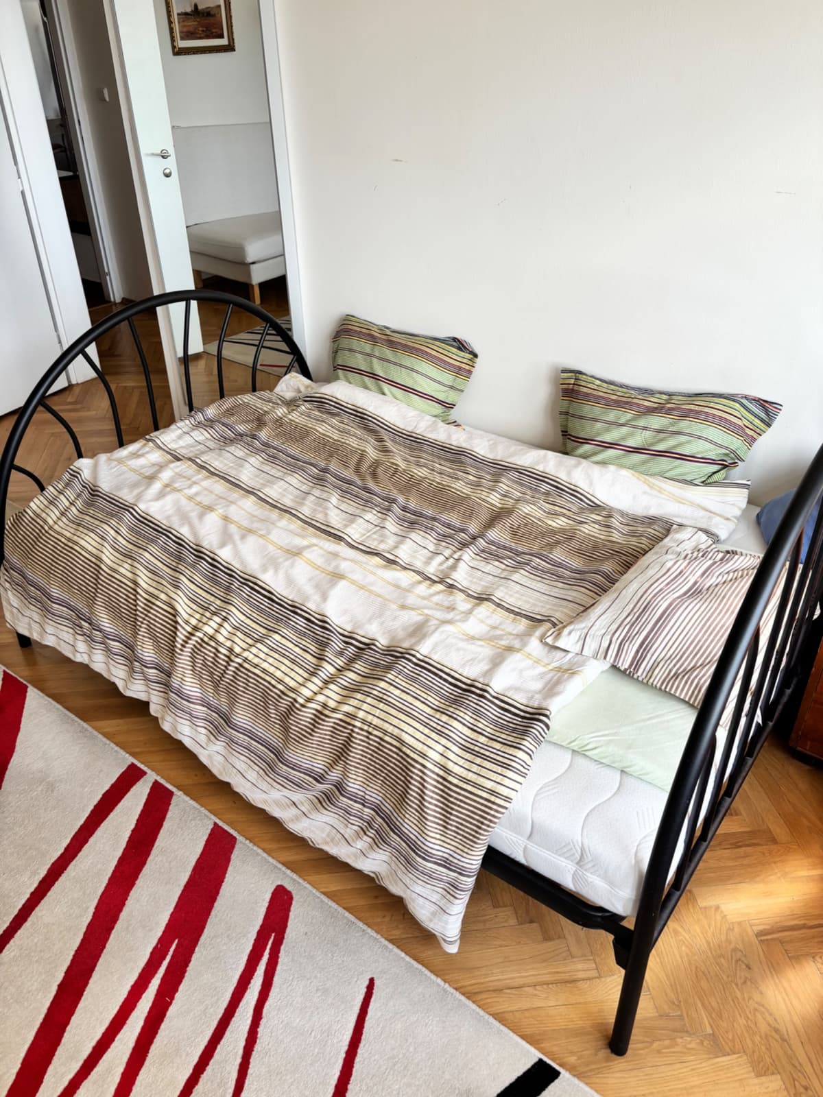 Kovová postel s roštem a matrací