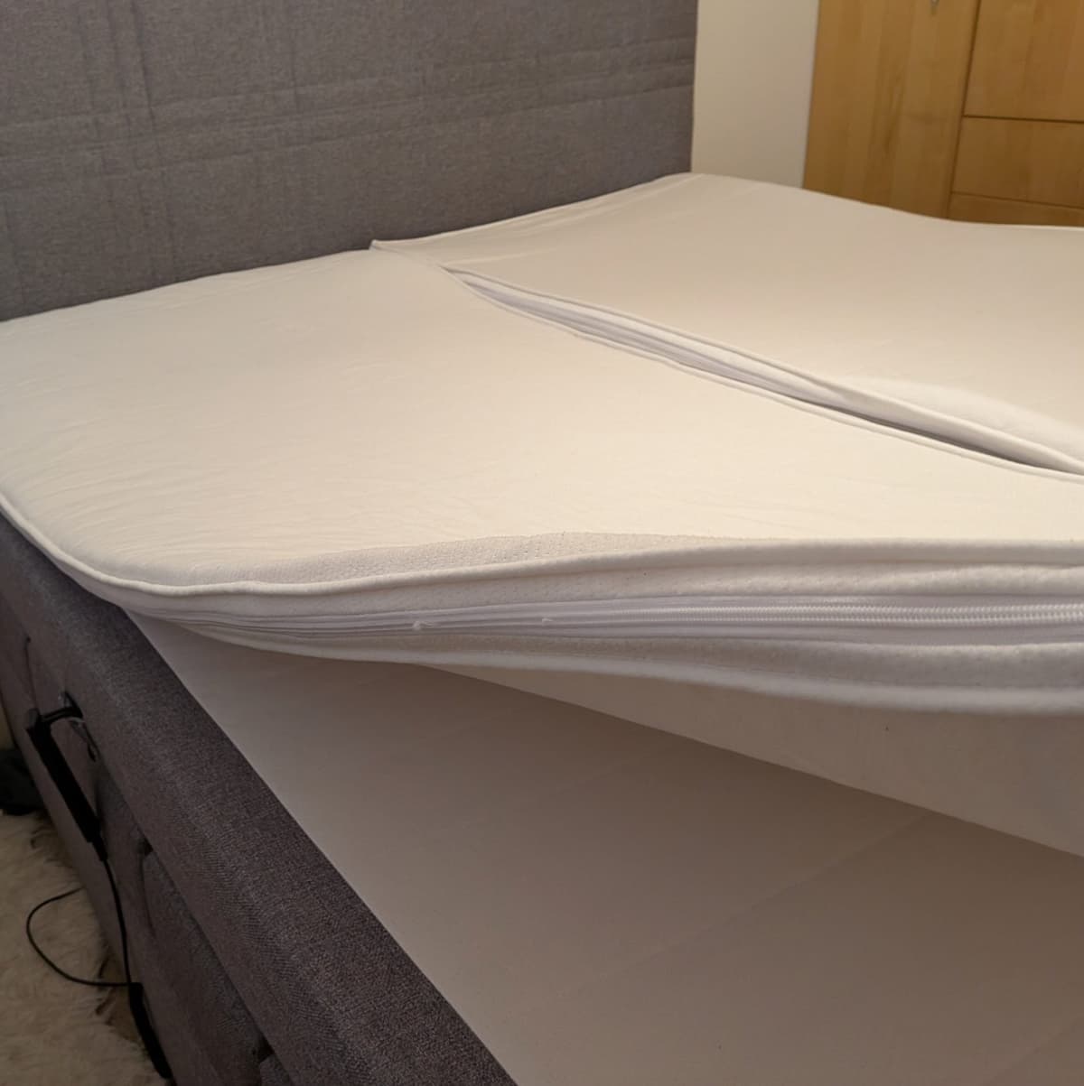 Manželská postel s 200x200 čelem a matracemi - 3