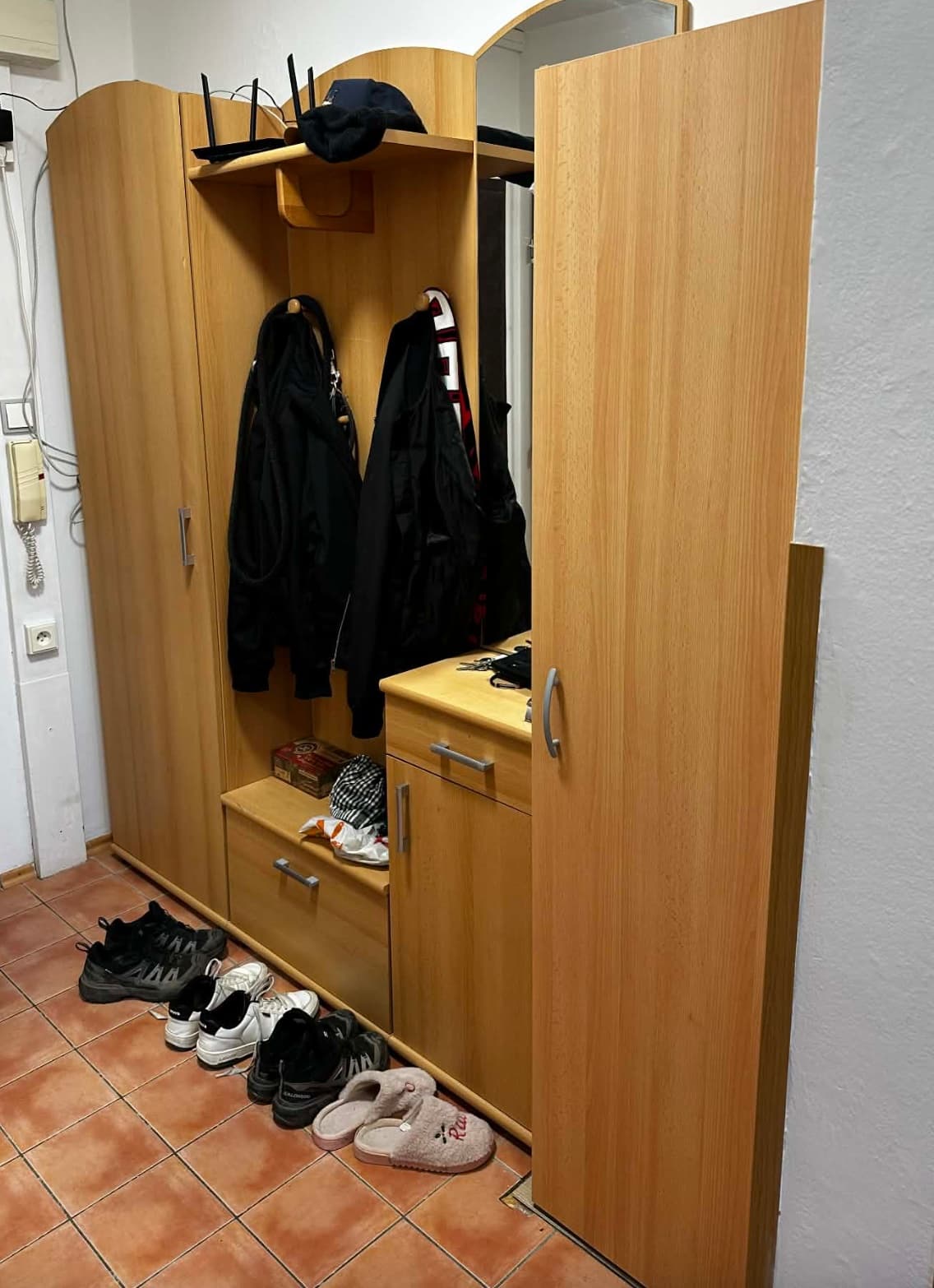 Předsíňová stěna s věšákem a skříní