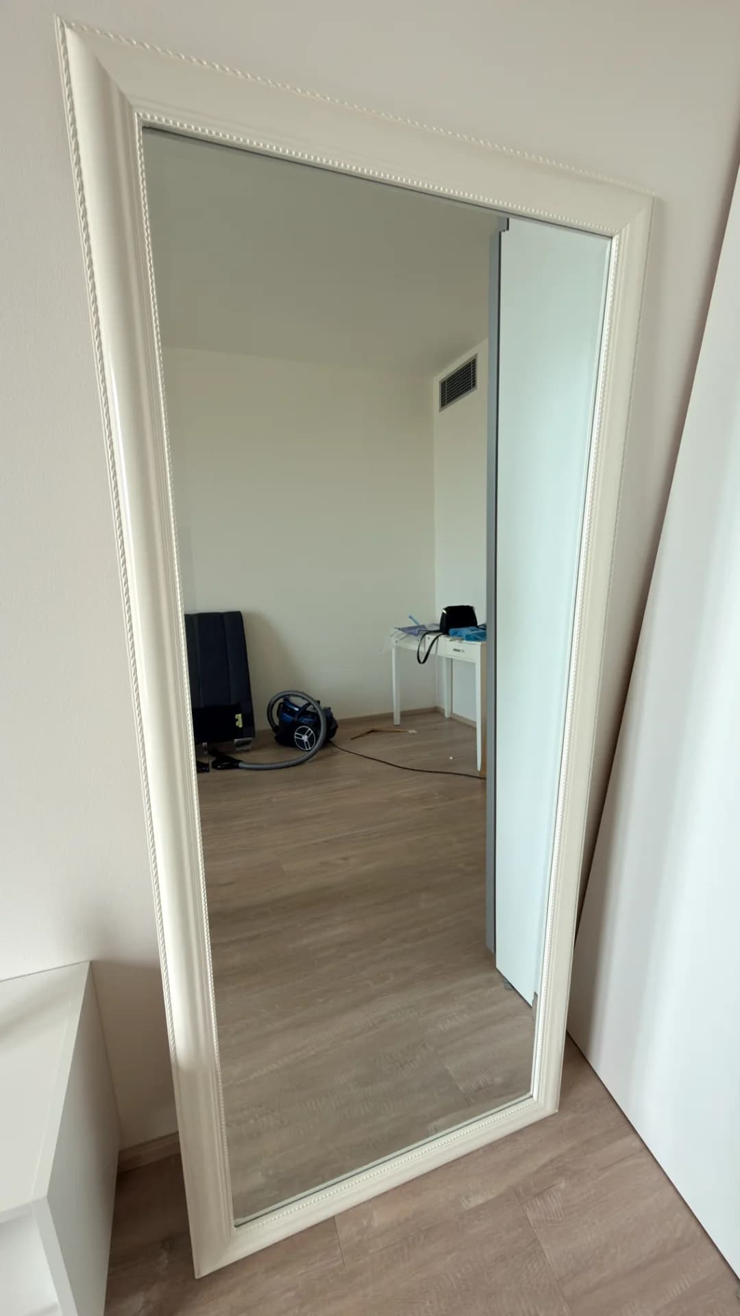 Velké zrcadlo v bílém rámu