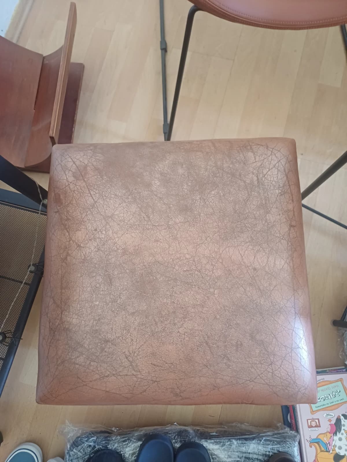 Taburet koženkový hnědý