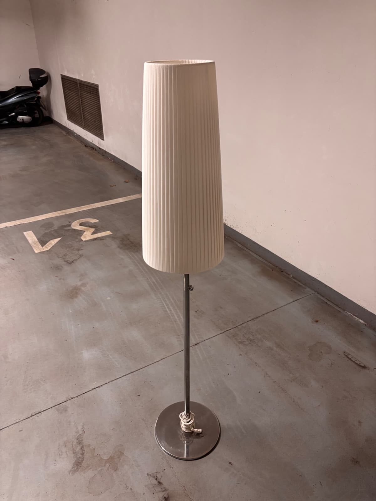 Stojací lampa s látkovým stínidlem