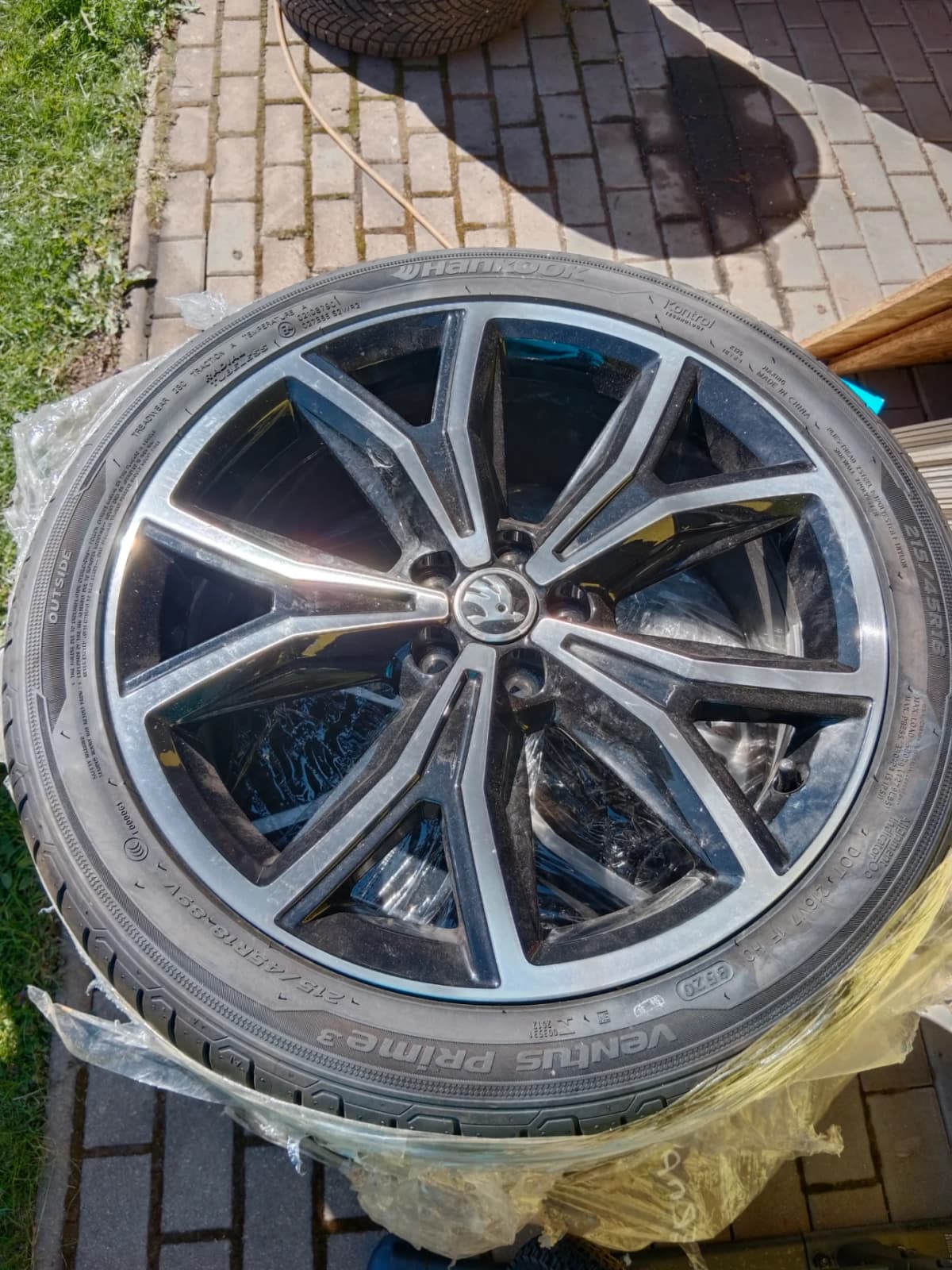 Kola Škoda s pneumatikami Hankook 215/45R18