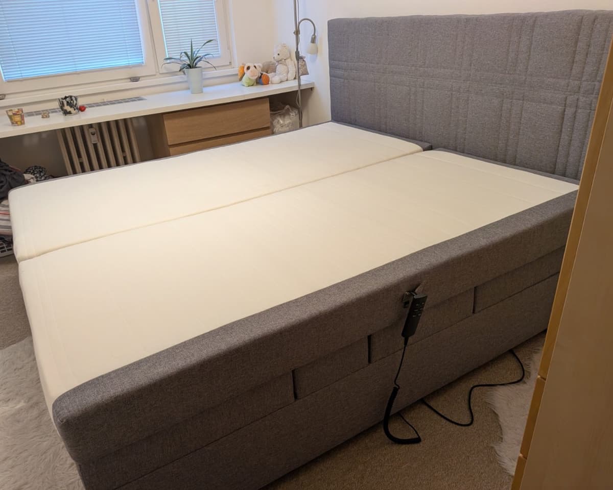 Manželská postel s 200x200 čelem a matracemi - 1